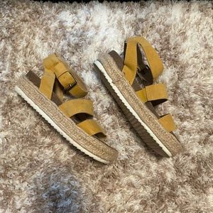 Universal Thread platforms size 8.5